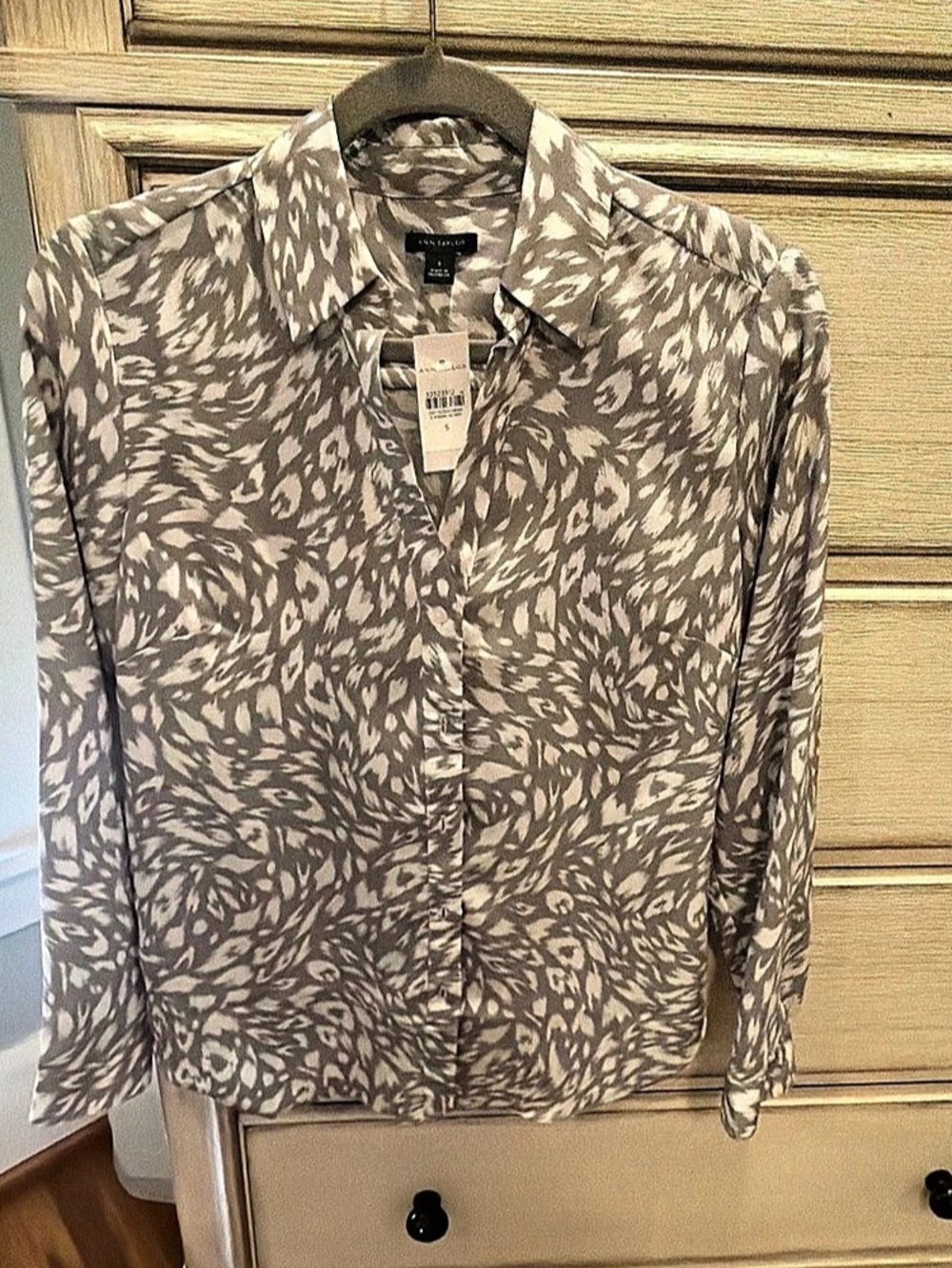 Ann Taylor Gray & White Animal Print Button-Down Blouse – Size Small – NWT